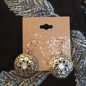 Cool Silver Tone Flower Boho Hippie Earrings NIP
